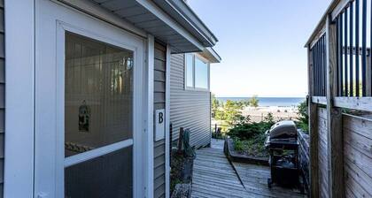 Cozy & Bright w large deck and great views of Lake Michigan