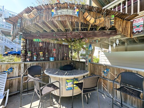 OCEANSIDE 5 makuuhuonetta, allas ja Tiki baari, poreallas, biljardipöytä ja koiran ystävällinen