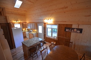 Dining - Cozy waterfront sunset cottage on Lake Leelanau. Air, Near Leland. (Lake Leelanau)