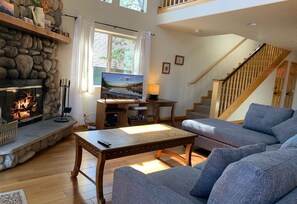 Smart TV, chimenea, reproductor de DVD, futbolito