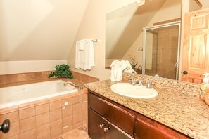 Een bad, een haardroger, handdoeken