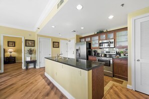 ميكروويف، موقد طهي مسطح، غسالة أطباق، ماكينة لصنع القهوة/الشاي