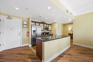 Mikrowelle, Herdplatte, Geschirrspüler