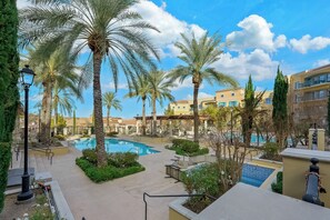A heated pool - Angled Lake & Village View Retreat, Lake Las Vegas (Henderson)