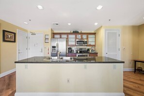 Microondas, placa de cocina, lavavajillas y cafetera o tetera