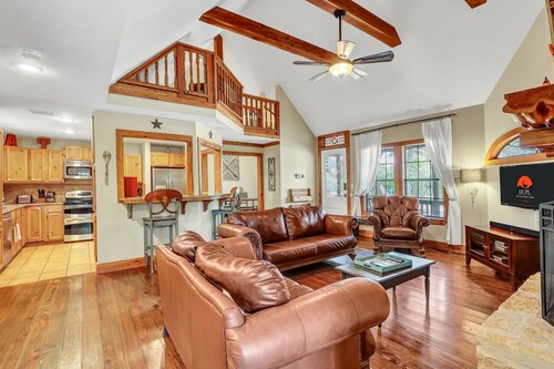 Secluded Cabin for 10 guests with Pool, Hot Tub, and Fire Pit