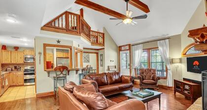 Secluded Cabin for 10 guests with Pool, Hot Tub, and Fire Pit