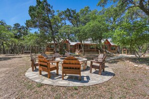 Terrace/patio - Secluded Cabin for 10 guests with Pool, Hot Tub, and Fire Pit (Wimberley)