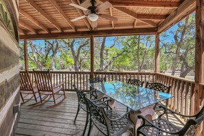 Outdoor dining - Secluded Cabin for 10 guests with Pool, Hot Tub, and Fire Pit (Wimberley)