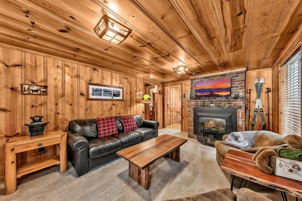 Romantic and Comfortable. Living room with HDTV, gas fireplace, plenty of seating, sofa sleeper, and mountain decor