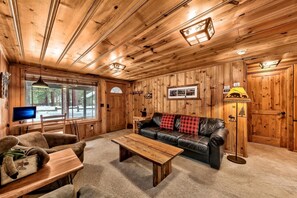 TV, peis, DVD-spiller og stereoanlegg