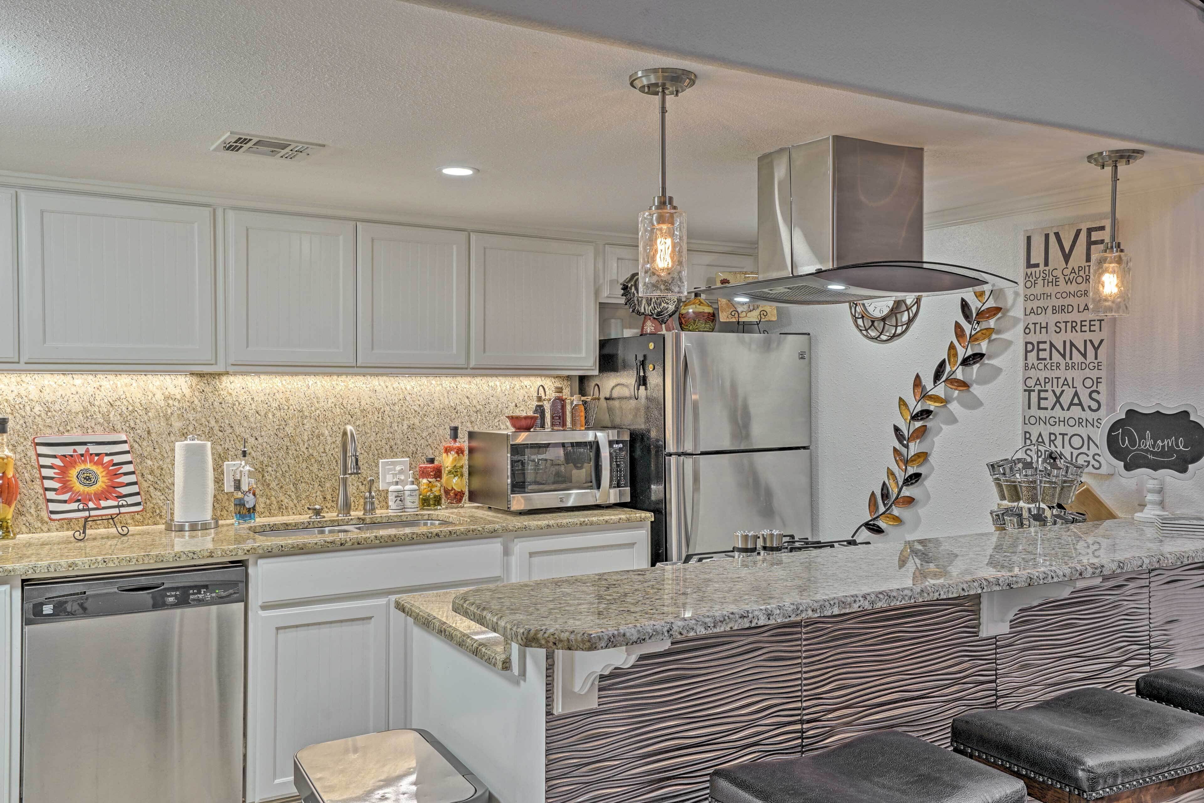 Coffee/tea maker, fridge, microwave, stovetop