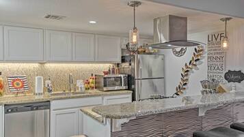 Coffee/tea maker, fridge, microwave, stovetop