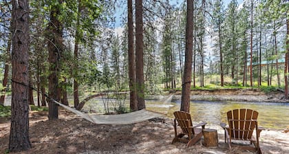 Romantic Riverfront Cottage - 1 Mile to Winthrop!