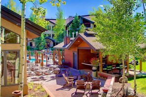 Outdoor dining - Updated Condo-Access to Multiple Heated Pools-HotTubs-Gym-Garage-Walk to Mtn/Steps to Free Town Bus (Steamboat Springs)