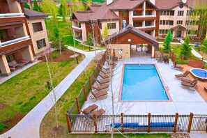 Piscine couverte, piscine extérieure