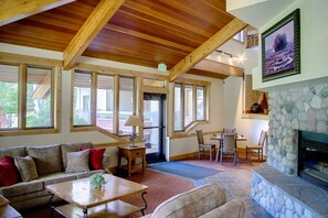 Smart TV, fireplace, DVD player, books - Updated Condo-Access to Multiple Heated Pools-HotTubs-Gym-Garage-Walk to Mtn/Steps to Free Town Bus (Steamboat Springs)