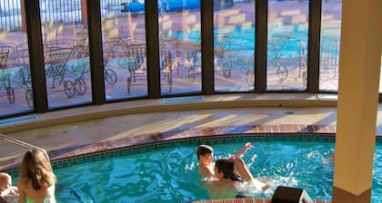 Ofertas de verano! Piscina, bañera de hidromasaje, ascensor, tenis, pozo de fuego, parrillas, caminata al monte, balcón-remodelación reciente