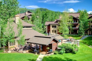 Trappeur's Crossing community area provides all the amenities you need while you stay here.