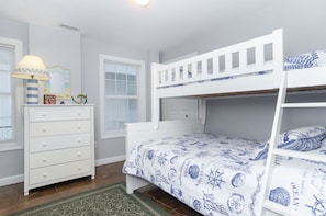5 habitaciones, tabla de planchar con plancha, wifi y ropa de cama 