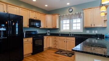 Køleskab, mikrobølgeovn, ovn, kogeplade