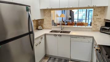 Een koelkast, een microgolfoven, een oven, een kookplaat