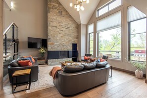 Smart TV, fireplace, table tennis, stereo