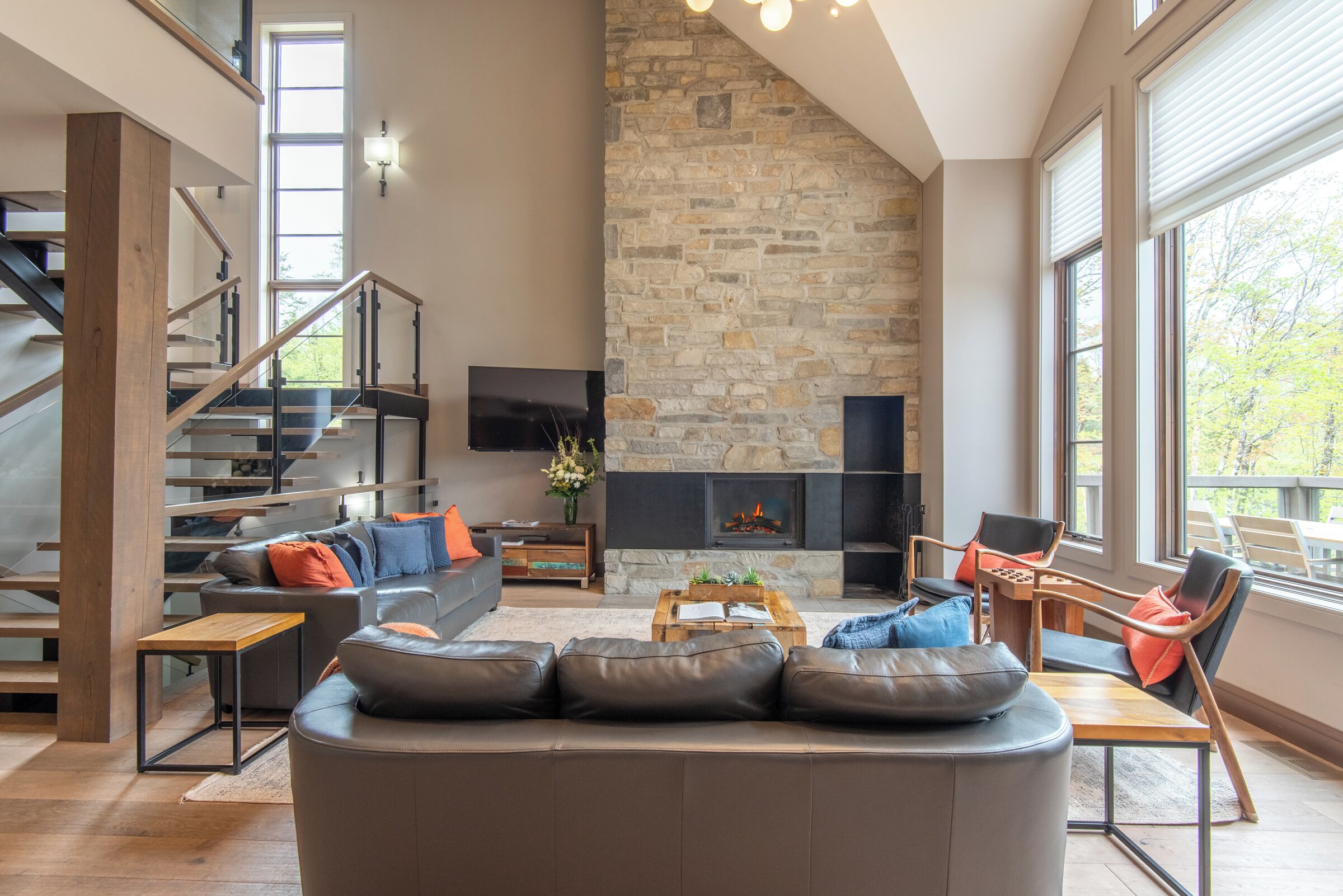 Una Smart TV, una chimenea, una mesa de tenis de mesa