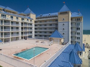 Pool - Beautiful and spacious townhouse located on the boardwalk with a pool! (Ocean City)