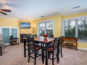 Dining - Beautiful and spacious townhouse located on the boardwalk with a pool! (Ocean City)