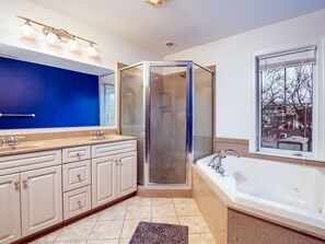 Shower, jetted bath - Beautiful and spacious townhouse located on the boardwalk with a pool! (Ocean City)