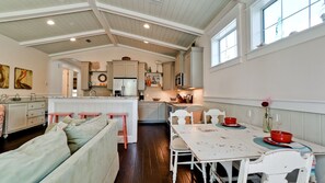 Dining - Palm Villa – Poolside Paradise & Gulf Coast Adventures (Holmes Beach)