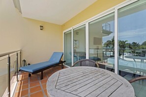 Outdoor dining - Beachfront - Superior View 3BR condo - E225 (Eagle Beach)