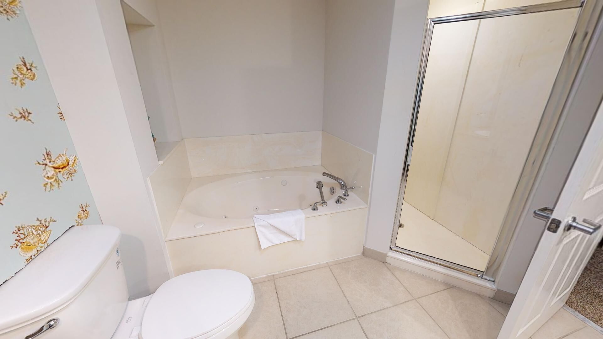 Un baño con inodoro, bañera y ducha.