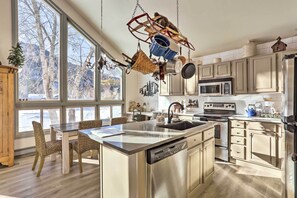 Fridge, microwave, stovetop, dishwasher - Charming Mtn Home on Golf Course ~ 4 Mi to Slopes! (Avon)
