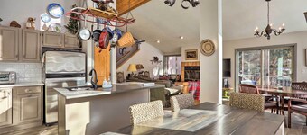 Lavish Avon Duplex Home w / Views on Golf Course!
