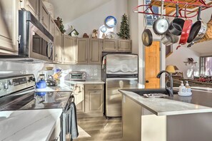 Réfrigérateur, micro-ondes, plaque de cuisson, lave-vaisselle