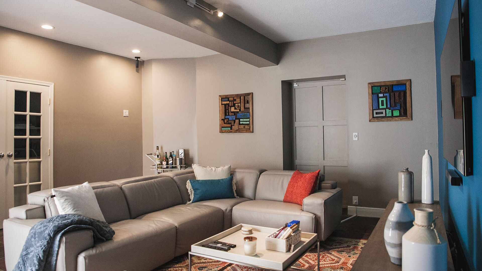 Smart TV, Netflix, computadora y libros 