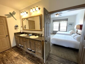 6 bedrooms, iron/ironing board, Internet, bed sheets