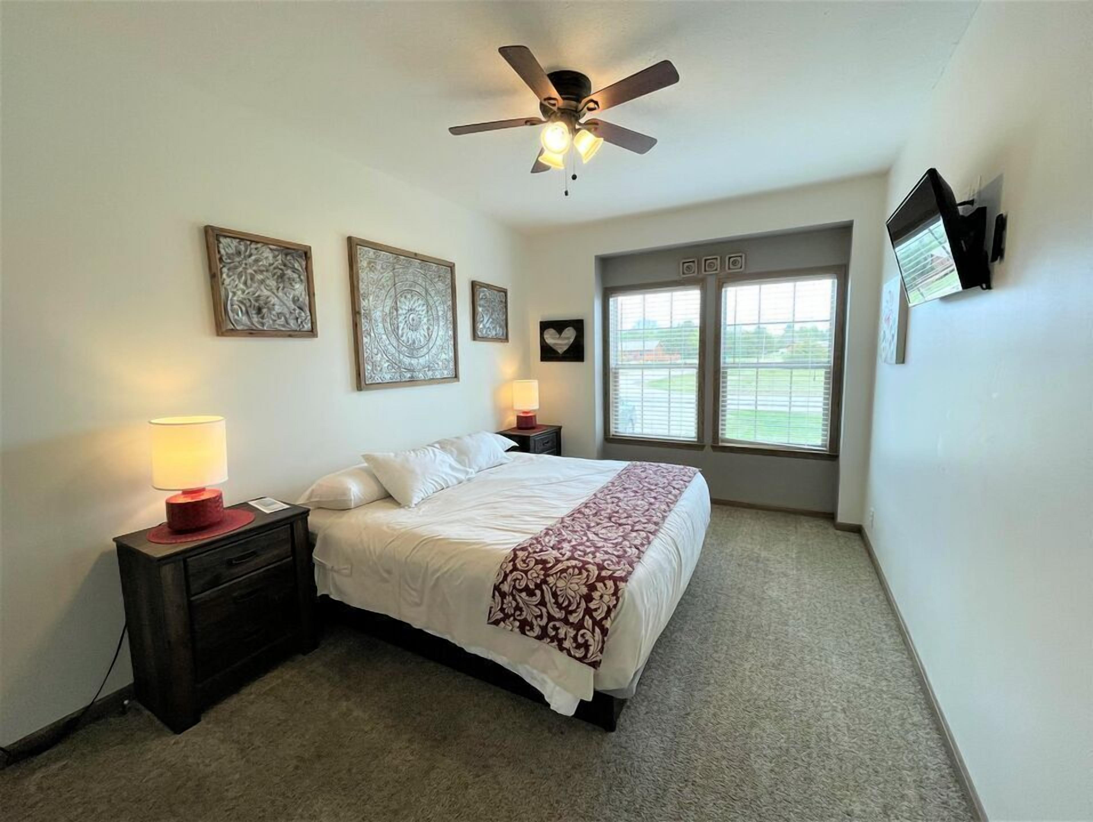 6 quartos, ferros/tábuas de passar roupa, acesso à internet