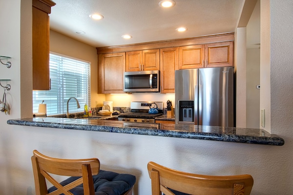 Een koelkast, een microgolfoven, een oven, een kookplaat