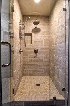Combined shower/tub, hair dryer, towels