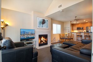 TV - Enjoy Ocean Views from the Large Roof-Top Deck Adjacent to the Newport Pier! (Newport Beach)