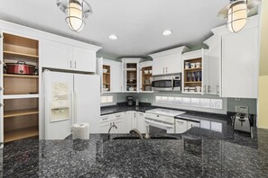 Refrigerador, microondas, lavavajillas y cafetera y tetera 