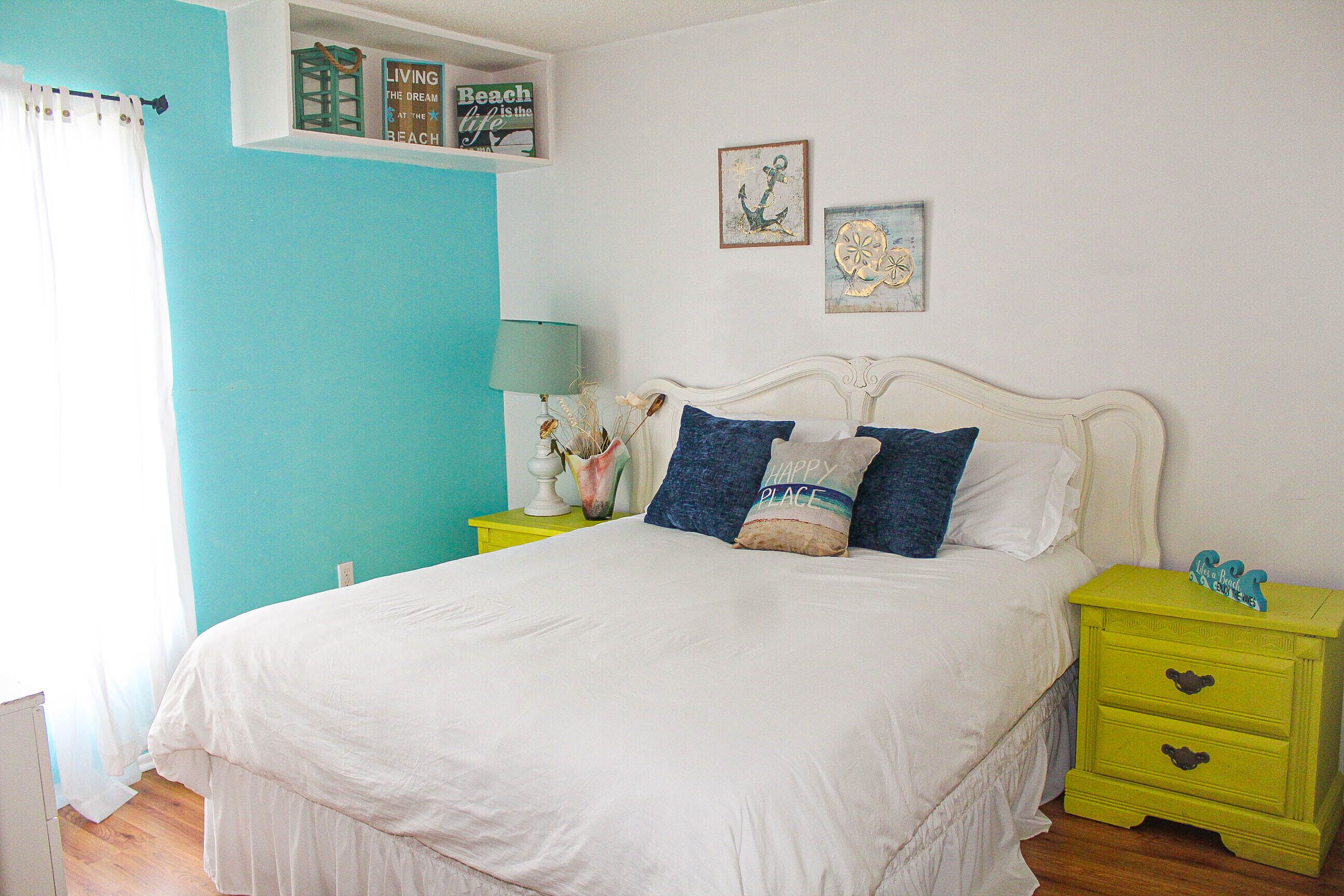 3 bedrooms, desk, iron/ironing board, travel crib