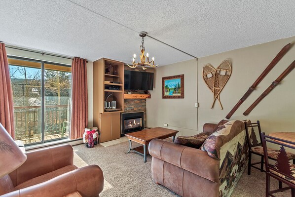 TV, fireplace