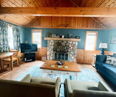 Cottage in Glen Arbor with Crystal River frontage, canoe, FP, A/C, Dogs ok