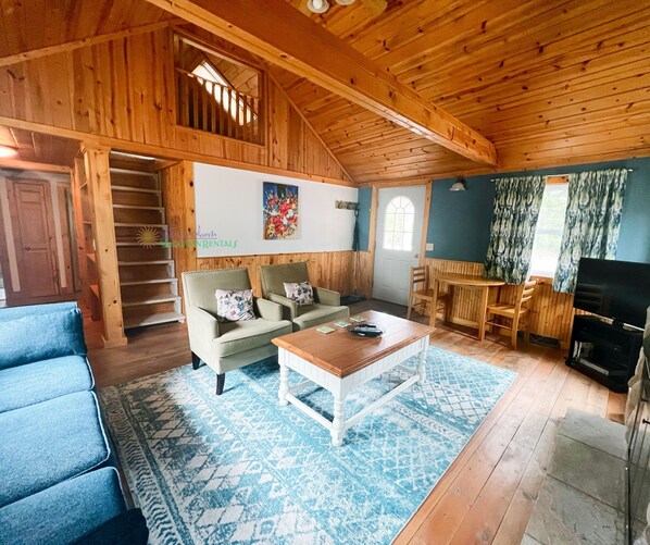 Quaint cottage on Crystal River with quiet atmosphere. Glen Arbor Vrbo