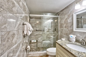 Amenidades de baño gratuitas y toallas