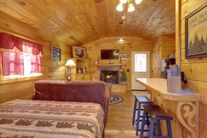 Tabla de planchar con plancha, internet y ropa de cama 